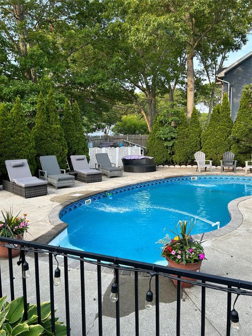 281 Breeze Ave, Ronkonkoma, NY, 11779-4748 | Card Image