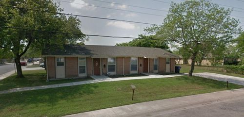 924 Flores St, Sinton, TX, 78387-3810 | Card Image