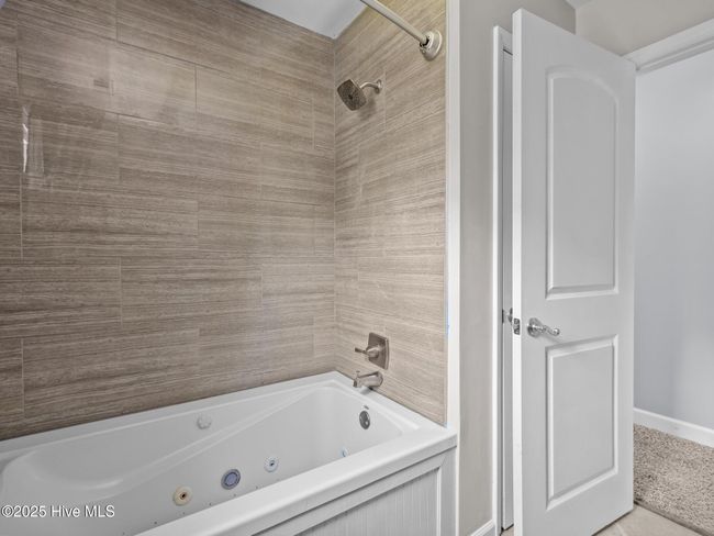 Upstairs Full Bath | Image 41