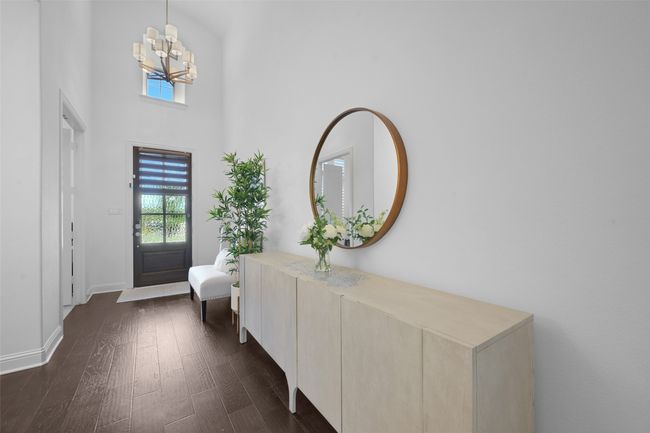 Entrance foyer with a window niche. | Image 4