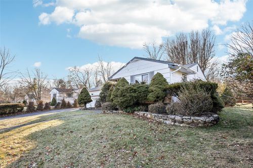25 Freund Dr, Nanuet, NY, 10954-2607 | Card Image