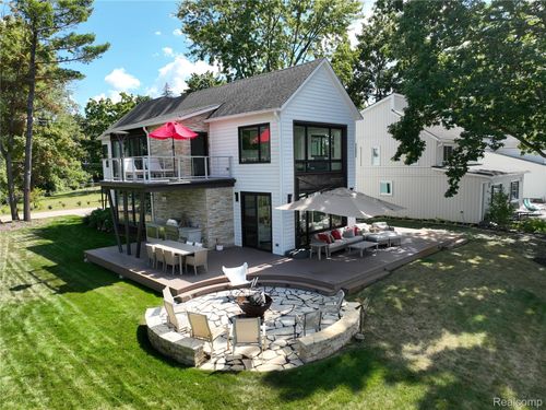 9658 Zukey Dr, Pinckney, MI, 48169-3001 | Card Image