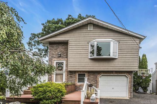 102 Willett Ave, Sayville, NY, 11782-2313 | Card Image