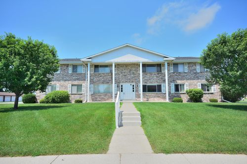 10464 W Whitnall Edge Dr, Franklin, WI, 53132-1228 | Card Image