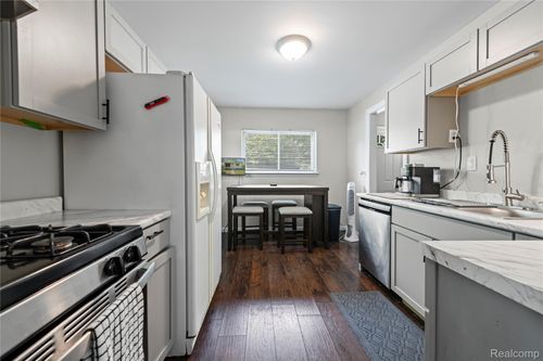 20135 Saint Francis St, Livonia, MI, 48152-2347 | Card Image