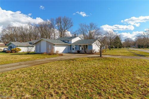 8671 Ashwood Dr, Strongsville, OH, 44149-1122 | Card Image