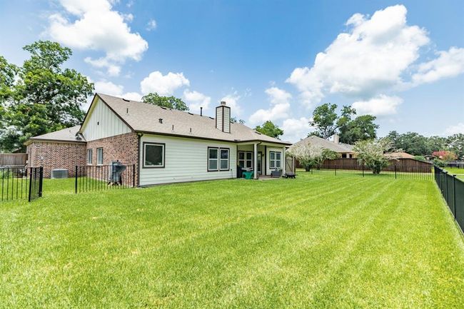 2337 Shalmar Dr, House other with 4 bedrooms, 2 bathrooms and 3 parking in West Columbia TX | Image 4