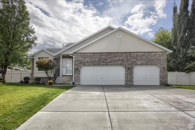 589 W 925 N, House other with 5 bedrooms, 2 bathrooms and 3 parking in Centerville UT | Image 1