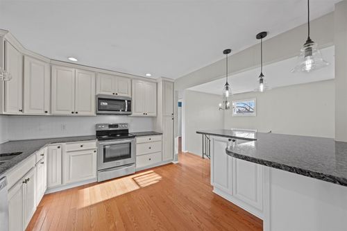3 Scofield Rd, Beacon, NY, 12508-1221 | Card Image