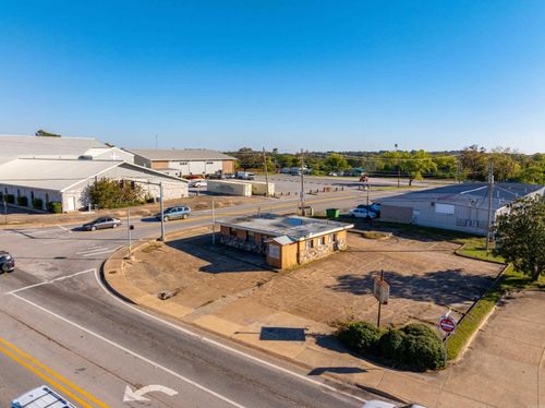 102 S Main St, Cave City, AR, 72521-9470 | Card Image