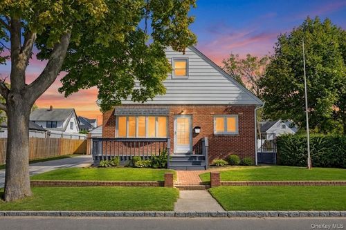 180 N 7th St, Lindenhurst, NY, 11757-3738 | Card Image