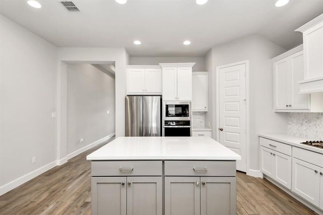 12310 Grassy Bend Dr, House other with 3 bedrooms, 2 bathrooms and 2 parking in Mont Belvieu TX | Image 5