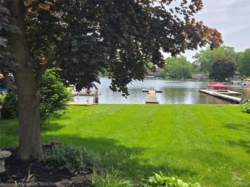 8991 Lakeview Dr, White Lake, MI, 48386-4143 | Card Image