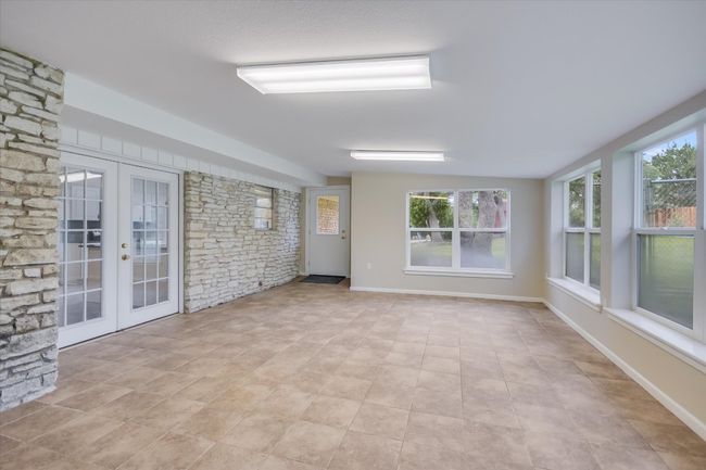 Bring your plants and come enjoy this fabulous large room. | Image 22