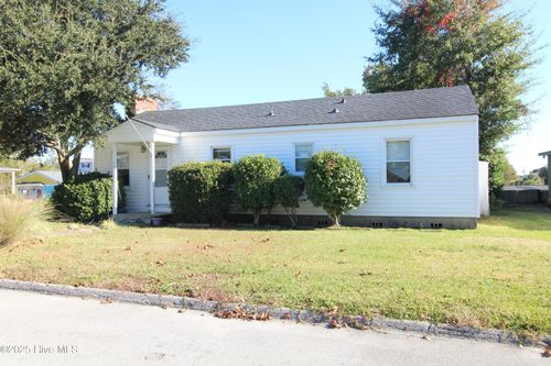 301 S Chestnut St, Swansboro, NC, 28584-9539 | Card Image