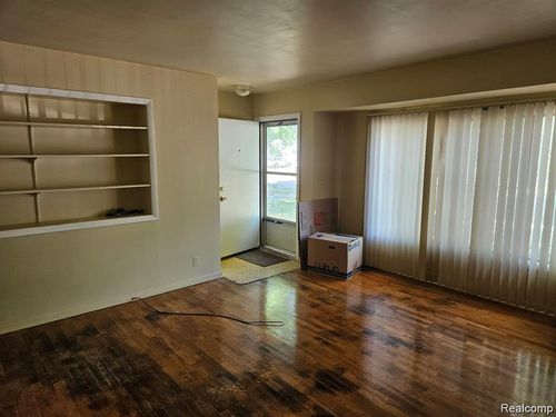 1323 Chatham Dr, Flint, MI, 48505-2585 | Card Image