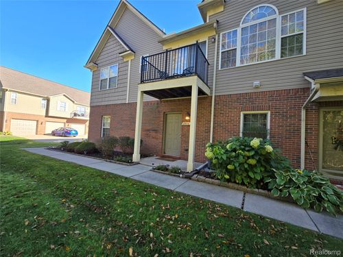 27606 Hidden Oaks Dr, BROWNSTOWN TWP, MI, 48183-3049 | Card Image