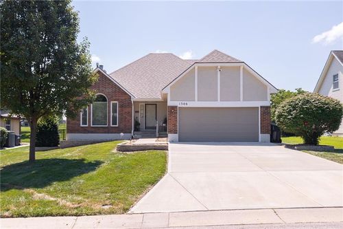 1306 Sw Stonecreek Dr, Blue Springs, MO, 64015-8809 | Card Image
