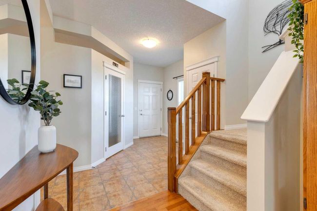 74 Kinlea Way Nw, Home with 3 bedrooms, 2 bathrooms and 4 parking in Calgary AB | Image 3