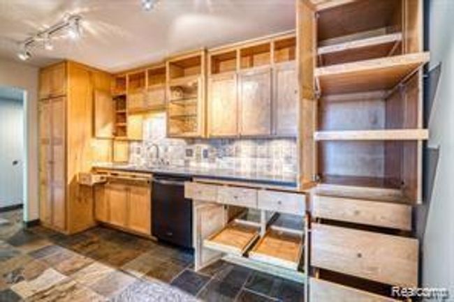 APT-1108 - 527 E University Dr, Condo with 2 bedrooms, 2 bathrooms and null parking in Rochester MI | Image 6