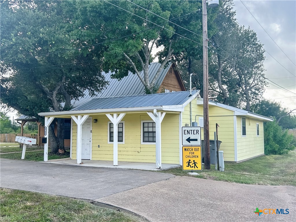 Commercial Sale in Victoria 2