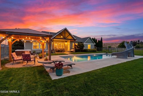 901 Hollow Creek Ln, Yakima, WA, 98908-6121 | Card Image