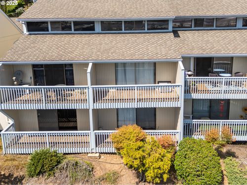 16 Nw Mountain View Dr, Roseburg, OR, 97471-5566 | Card Image