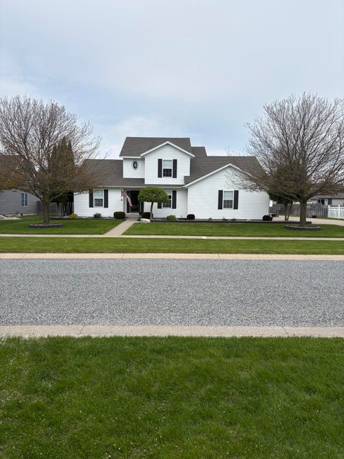 8876 Swancrest Dr, Saginaw, MI, 48609-9225 | Card Image