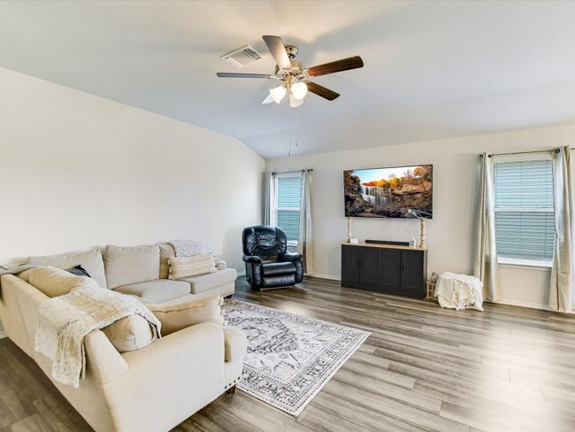 1640 Th Johnson, House other with 3 bedrooms, 2 bathrooms and 4 parking in Taylor TX | Image 4