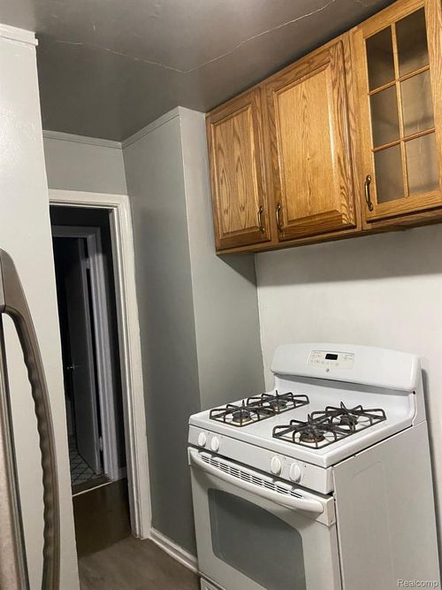9040 Fielding St, Detroit, MI, 48228-1647 | Card Image