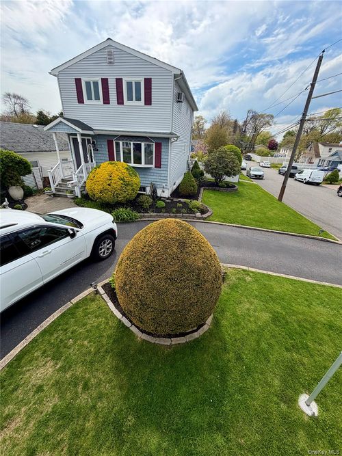 27 Colonial Rd, Copiague, NY, 11726-3503 | Card Image