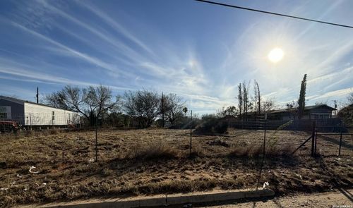 405 E Miller St, Dilley, TX, 78017-3918 | Card Image