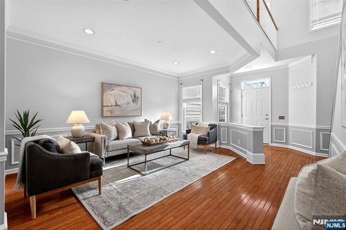 4 Generals Ln, Totowa, NJ, 07512-2223 | Card Image