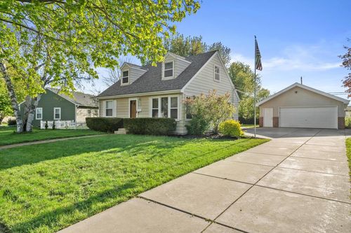W150N8180 Manhattan Drive, Menomonee Falls, WI, 53051 | Card Image