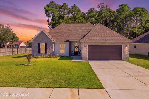 880 Leeward Dr, Biloxi, MS, 39532-1206 | Card Image
