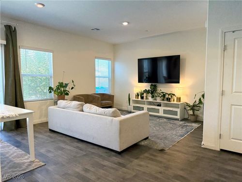 546 Thistleberry Ave, Henderson, NV, 89044-1070 | Card Image