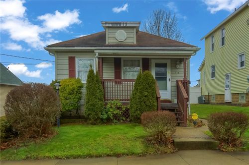 916 Temple Ave, New Castle, PA, 16101-4451 | Card Image