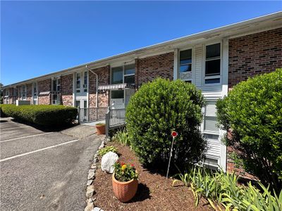 204 - 345 Main Road, Condo with 2 bedrooms, 1 bathrooms and 2 parking in Tiverton RI | Image 1