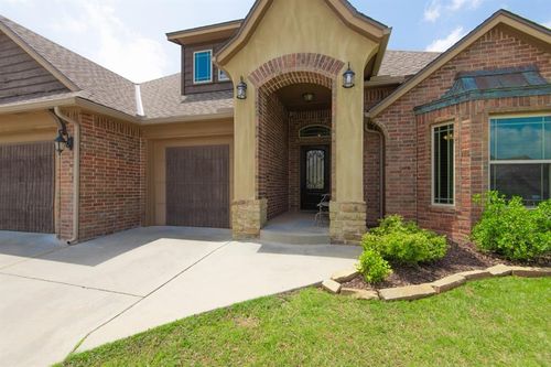 701 Lindsey Ln, Moore, OK, 73160-8445 | Card Image
