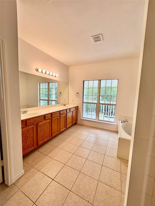 Primary Bathroom | Image 14