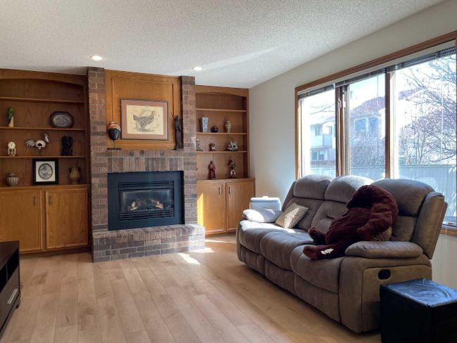 215 Edgebank Place Nw, Home with 4 bedrooms, 3 bathrooms and 4 parking in Calgary AB | Image 9
