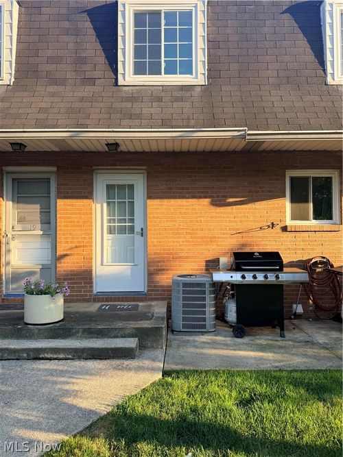 999 Renninger Road, Akron, OH, 44319 | Card Image