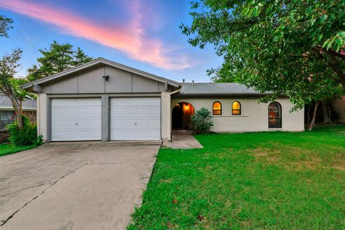 7525 Maple Dr, North Richland Hills, TX, 76180-6273 | Card Image