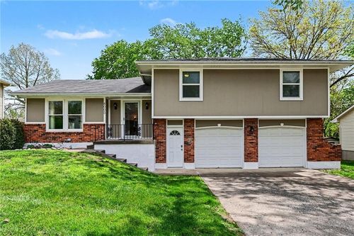 8005 N Harrison St, Kansas City, MO, 64118-1531 | Card Image