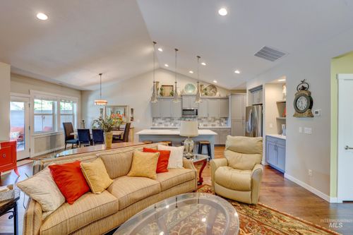 1915 S Tristram Ln, Meridian, ID, 83642-8039 | Card Image