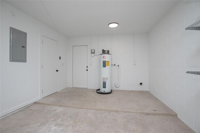 Garage/Laundry | Image 18