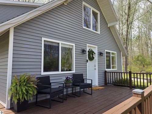 983 Duquesa Dr, Lake Isabella, MI, 48893-9216 | Card Image