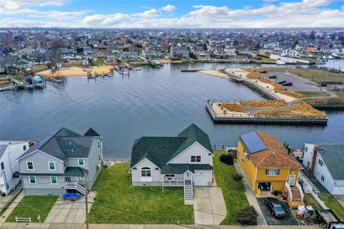 10 Beach Rd, Massapequa, NY, 11758-6613 | Card Image