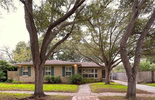 415 Center Dr, Corpus Christi, TX, 78411-1615 | Card Image