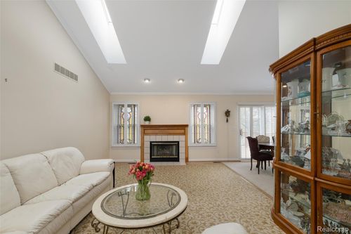 24-289 Shore Brook Ln, Walled Lake, MI, 48390-4507 | Card Image